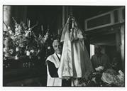 Fiéis com a imagem de Nossa Senhora da Luz no interior da capela da Quinta de Sampaio