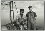 Retrato do mestre e dono da embarcação Espichel, António Soromenho com o filho e o cão Espichel.