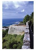 Muralha do Castelo de Sesimbra e vista parcial da vila e porto de pesca de Sesimbra