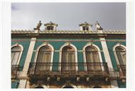 Fachada de edifício na rua Conselheiro Ramada Curto nº 2 a 6, Sesimbra