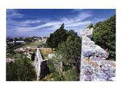 Muralha do Castelo de Sesimbra e vista parcial da vila de Sesimbra