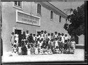 Fotografia de grupo da colónia balnear infantil da Assistência da Guarda Fiscal 