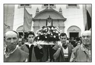 Fiéis a transportar o andor de Nossa Senhora do Cabo Espichel 