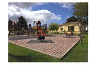 Parque infantil junto à Junta de Freguesia da Quinta do Conde