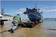 Manobra da embarcação Deus é Luz no plano inclinado do estaleiro naval Aquaplas