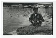 Pescador a preparar aprestos no porto de pesca