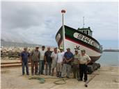 Fotografia de grupo dos colaboradores da Aquaplas junto da embarcação Nossa Fé