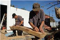 Trabalho de construção e reparação da embarcação Deus é Luz 