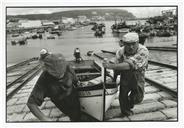 Pescadores a varar aiola na rampa do Porto de Pesca de Sesimbra 