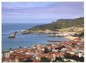 Vista geral da vila e da baía de Sesimbra